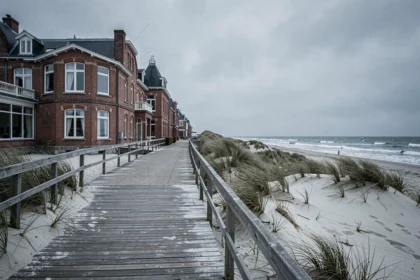 Vue panoramique d'un hôtel en bord de mer dans le Nord de la France avec architecture flamande et plage de la Mer du Nord