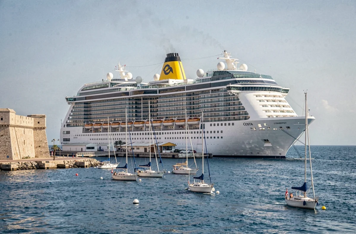 Grand paquebot Costa Croisières amarré au terminal J4 de Marseille vu depuis le Vieux-Port