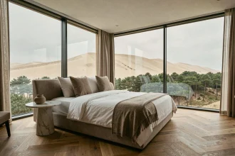 Suite hôtel de luxe avec vue panoramique sur la Dune du Pilat depuis une baie vitrée